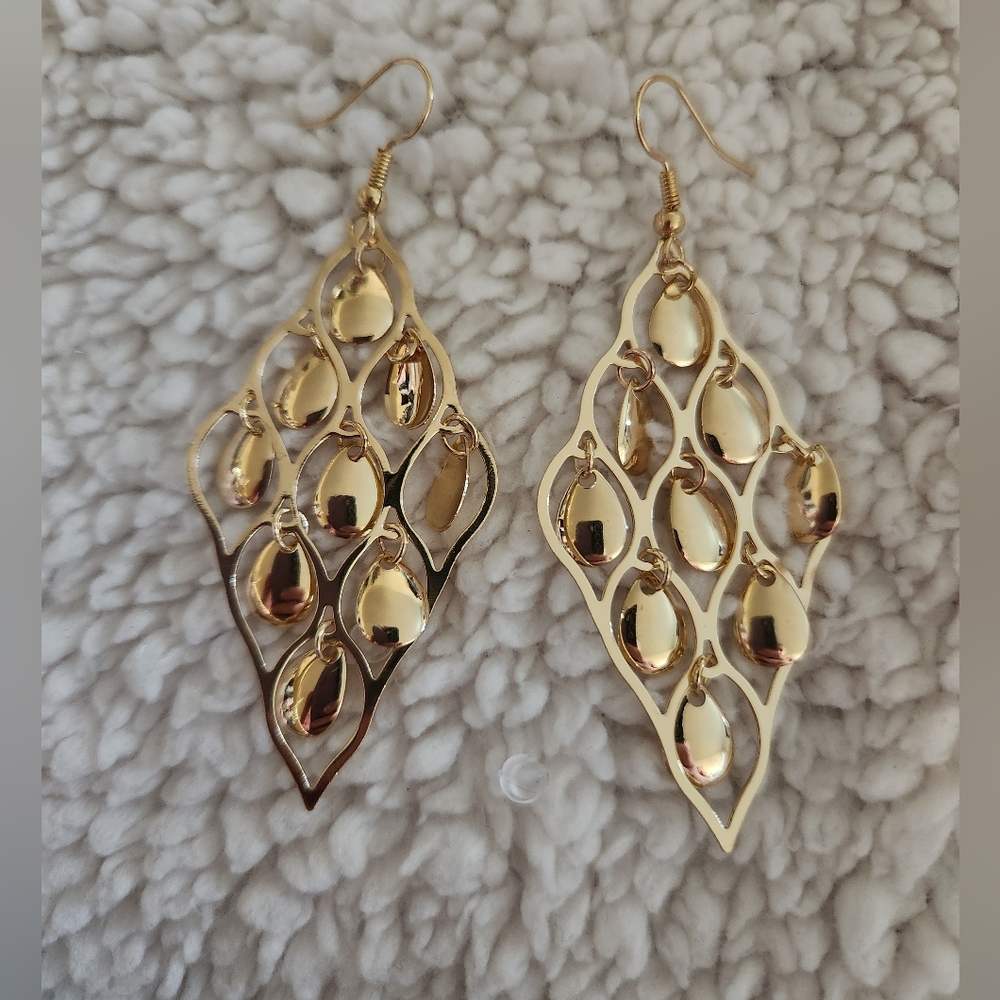 Cute dangly gold-tone fashion earrings - Picture 1 of 2